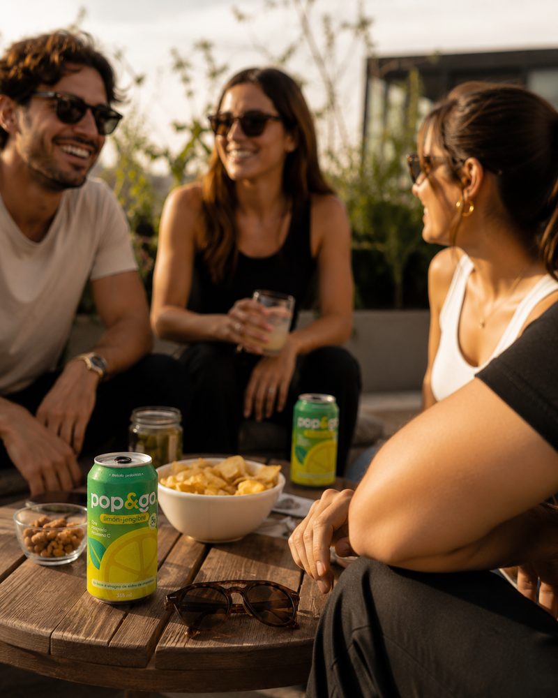 Amigos brindando con Pop&Go Limón-Jengibre