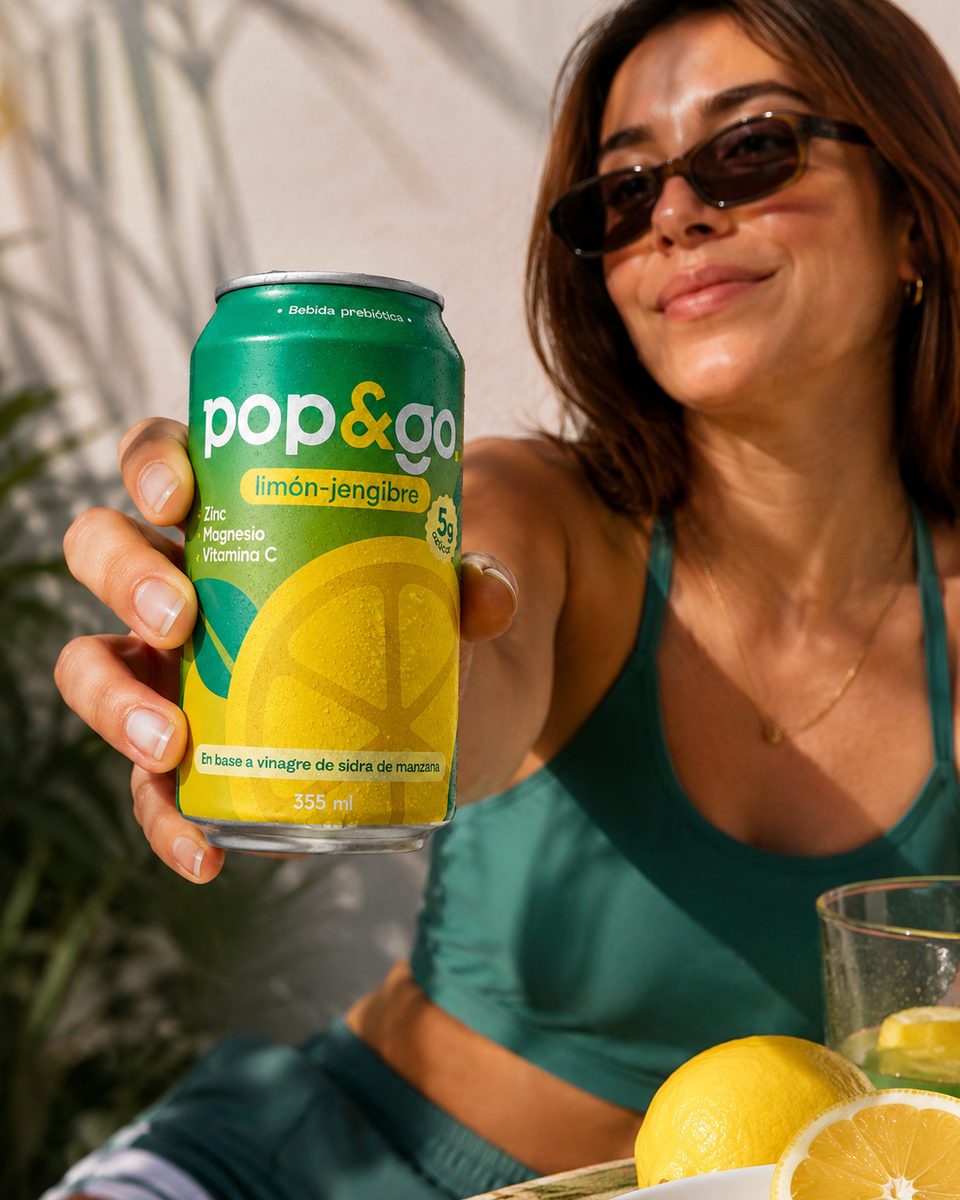 Persona con Pop&Go Limón-Jengibre